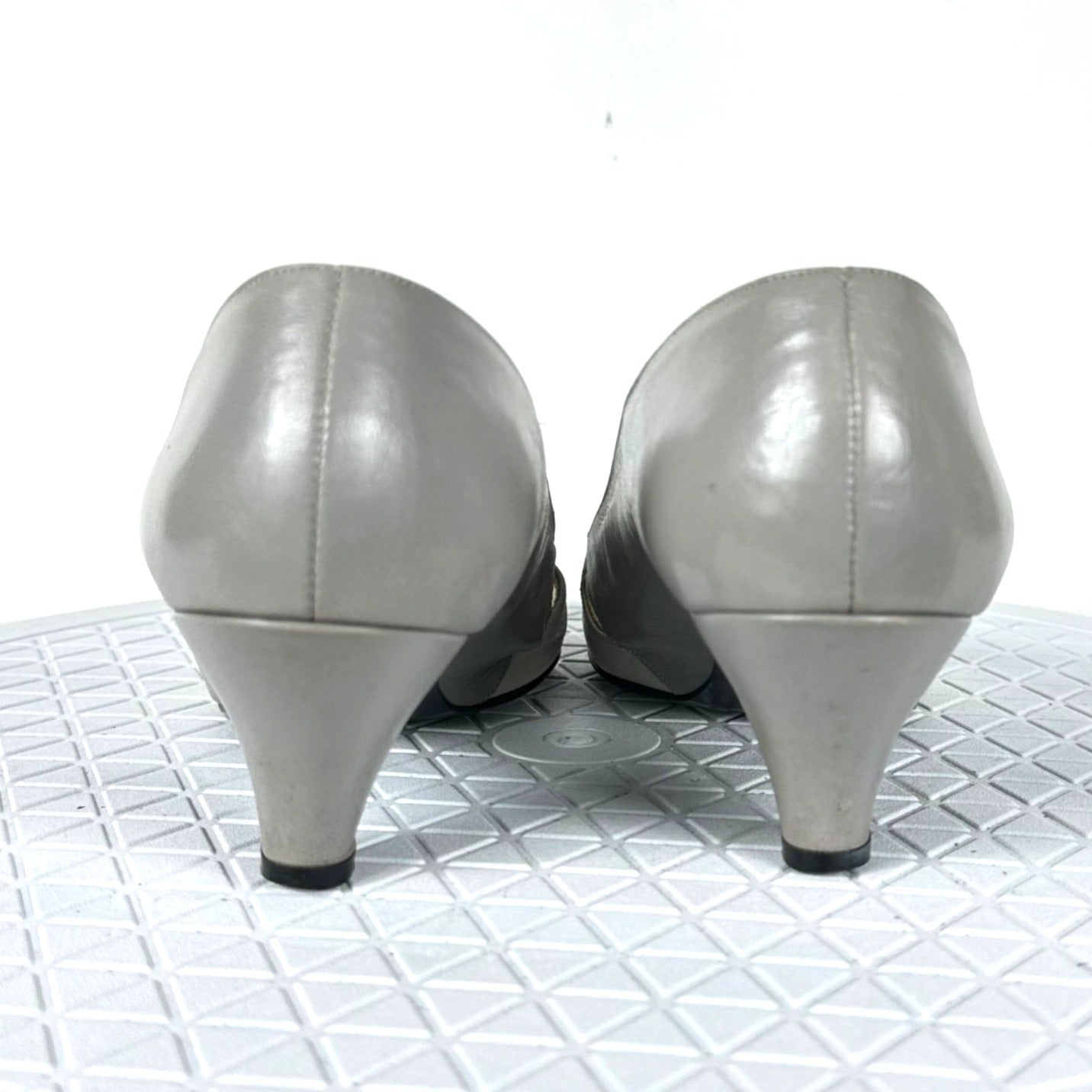 Vintage Selby Womens 7.5 Gray White Leather Pump Heels Peep Toe Workwear Dressy