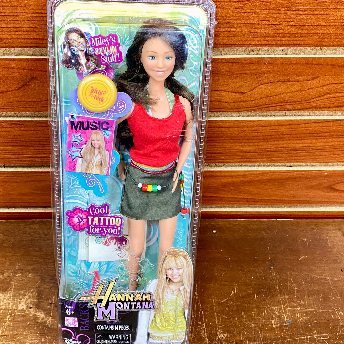 2007 Collectors Edition Hannah Montana Miley’s Stylin’ Stuff Doll 14 Piece