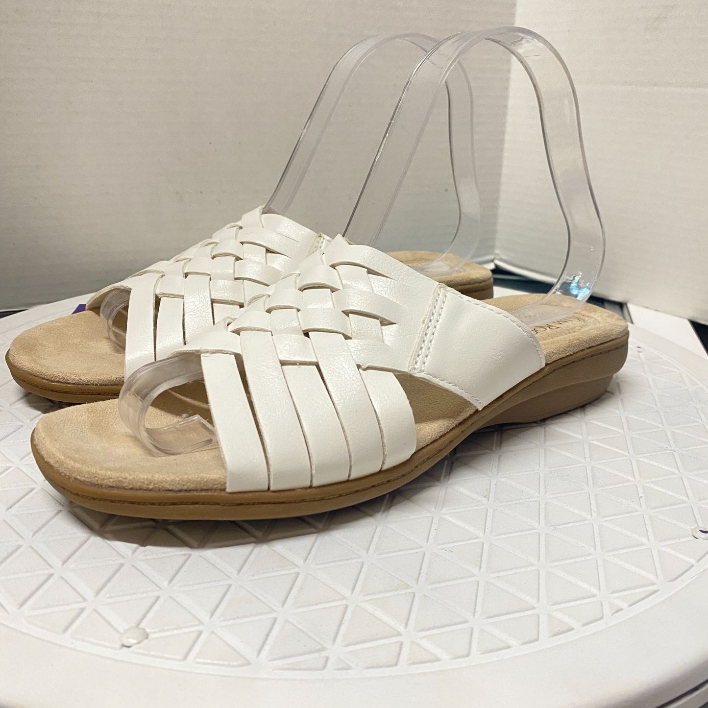 Kim Rogers Jovie Sandals White Womens 8 Ultra Comfort Technology Resort Vacation