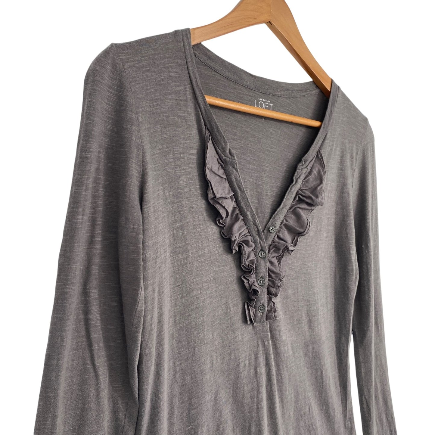 Ann Taylor Loft Womens S Long Sleeve Gray Top Ruffled VNeck Blouse