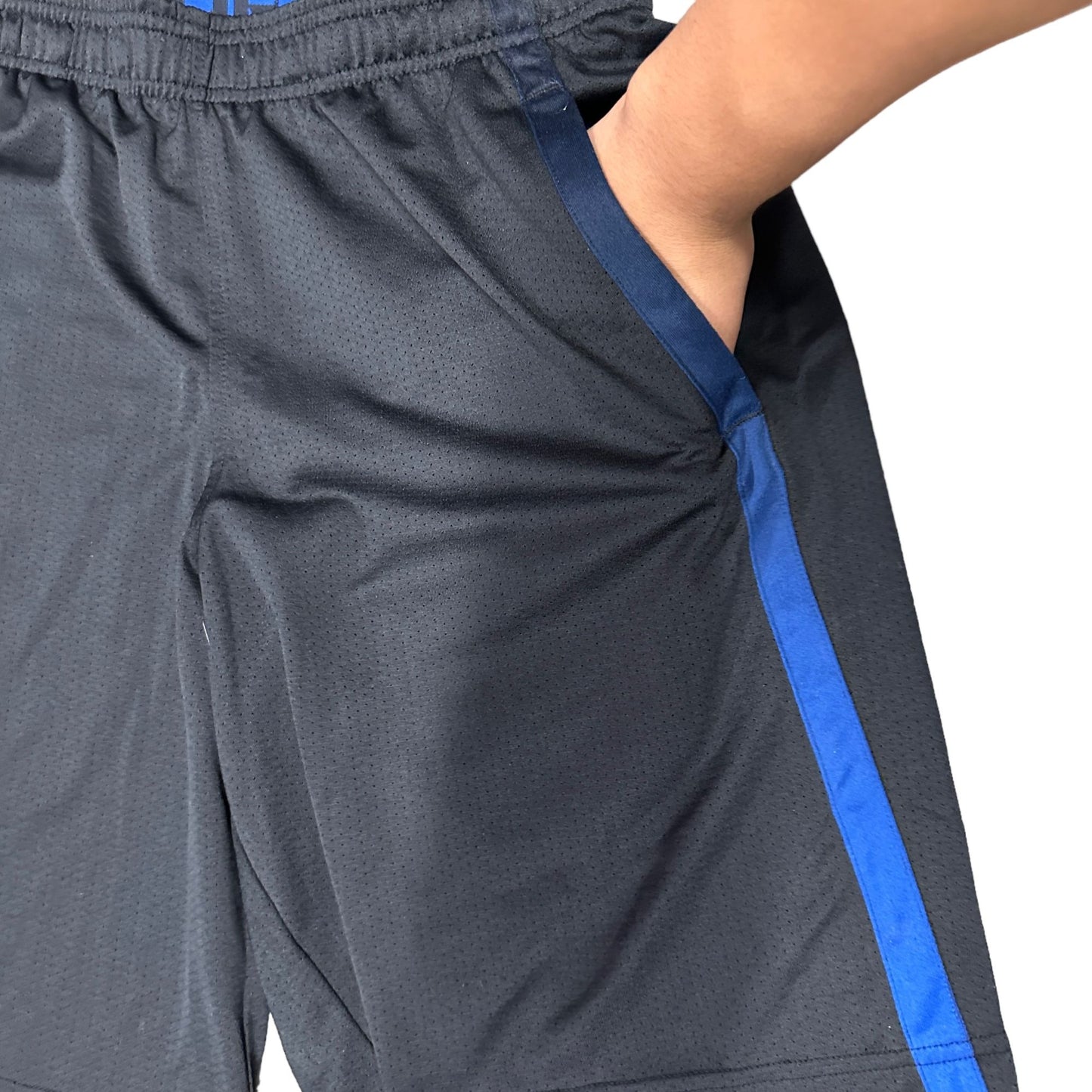 Under Armour Men M Black Shorts Blue Stripe Basketball Loose Casual Mesh Pockets