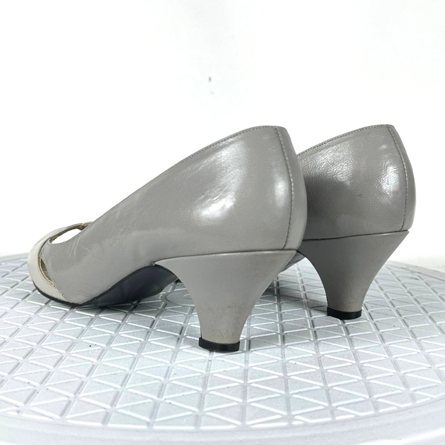 Vintage Selby Womens 7.5 Gray White Leather Pump Heels Peep Toe Workwear Dressy