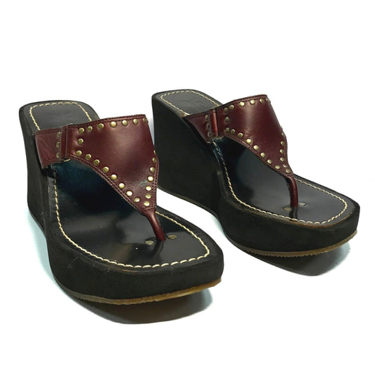 Vintage FRYE Womens 7.5 Brown Leather Wedge Sandals Studded Thong Y2K Chunky