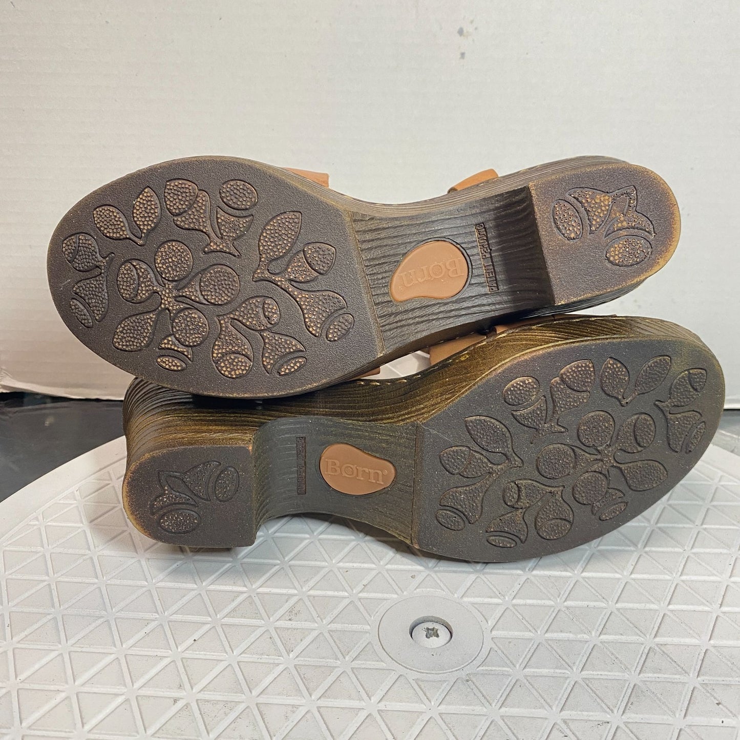 Born Leather Sandals 9 Chunky Block Heel Strappy Casual Comfort Shoes Tan F22806