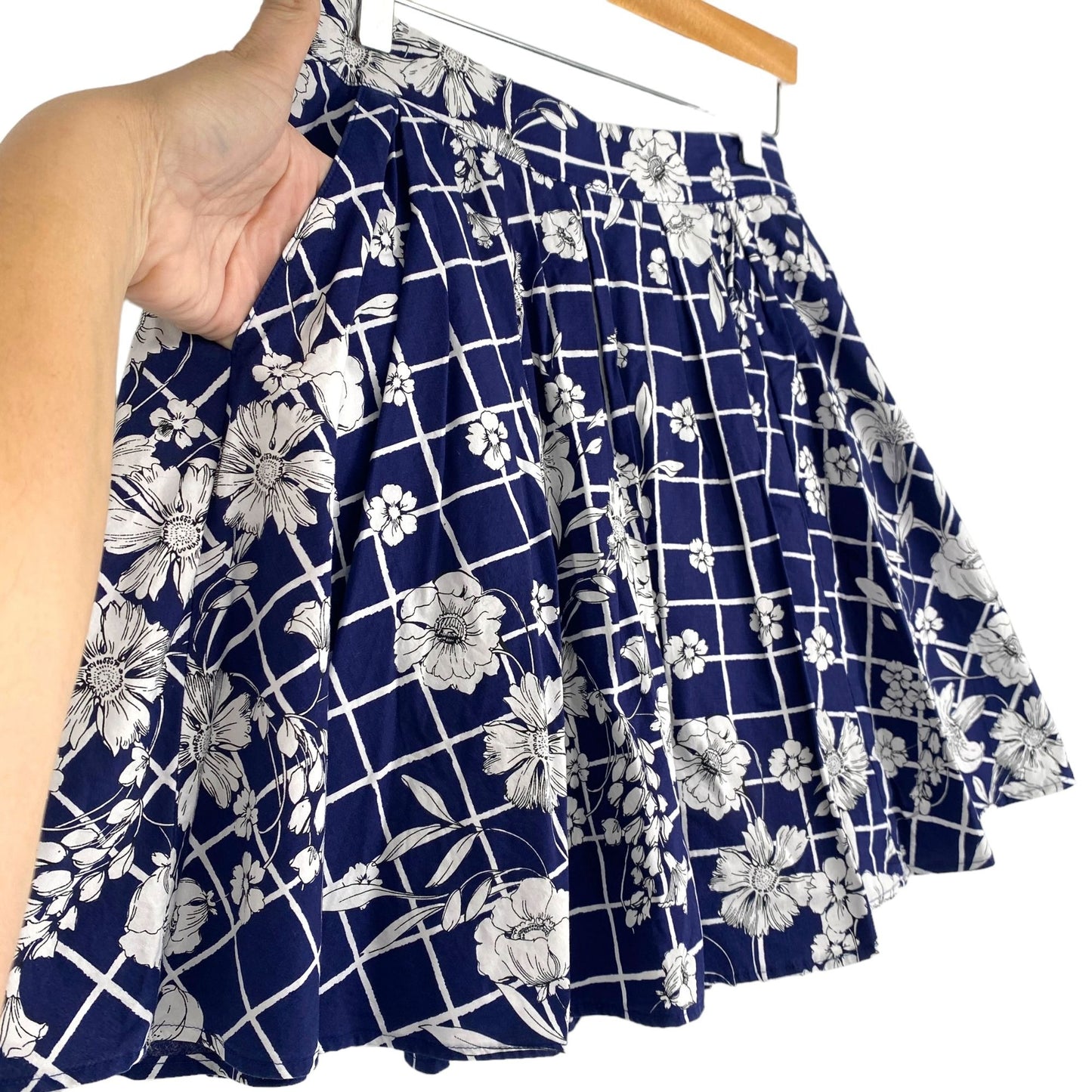 Express 6 Windowpane Floral Skirt Blue White Pleated Pockets Stretch Side Zip