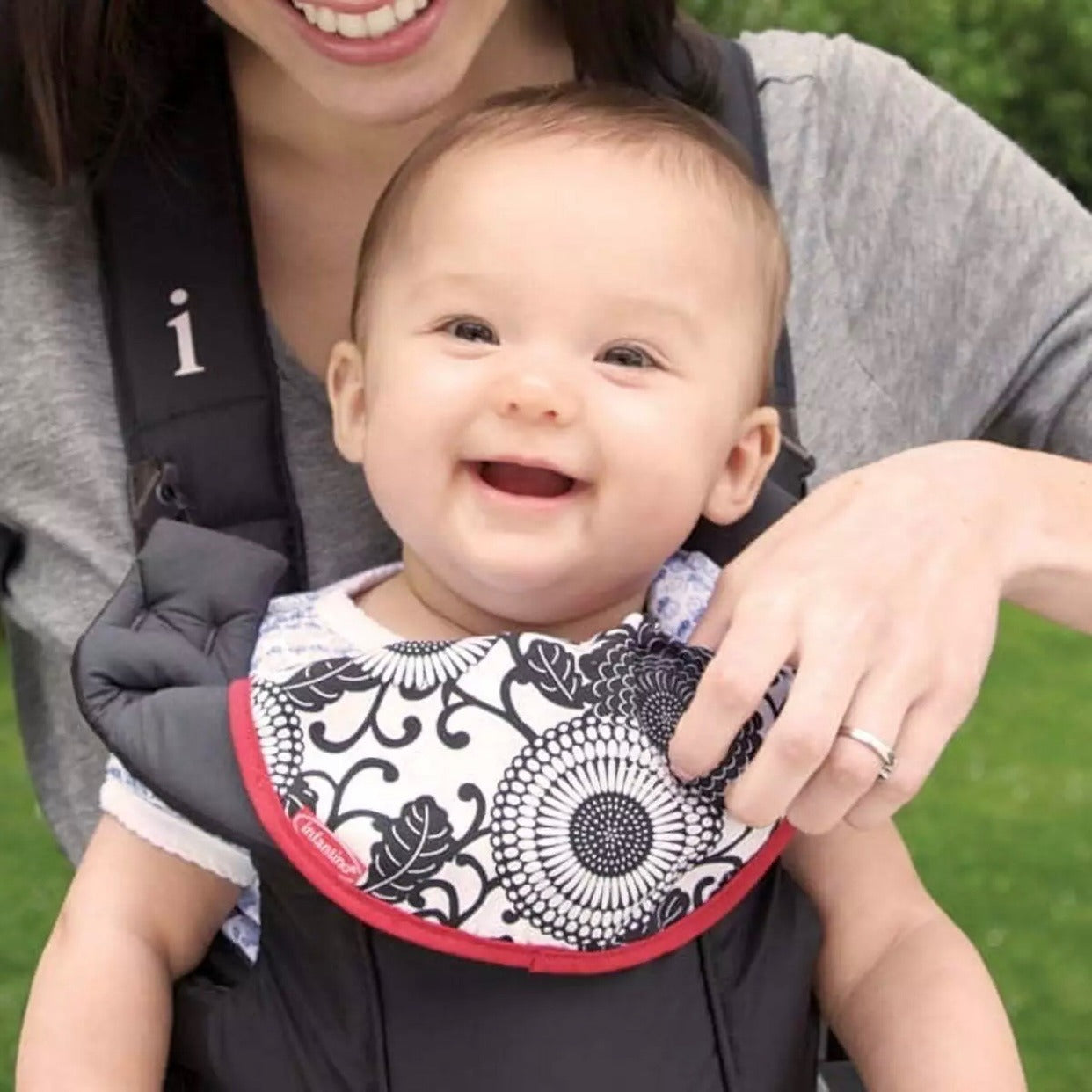 Infantino Swift Classic Carrier 8-25lbs - 2 Ways to Carry Black Carrier with Bib