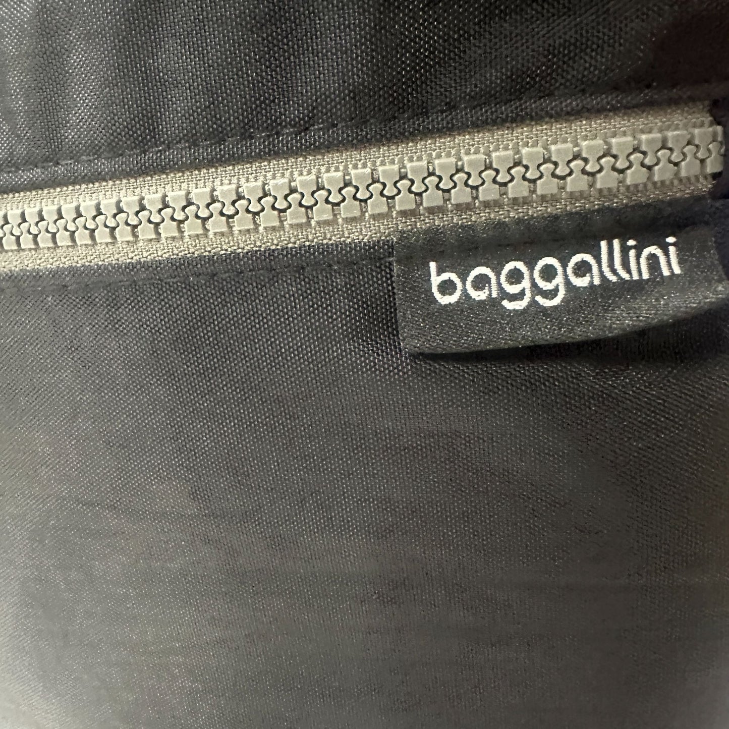 Baggallini Crossbody Bag Purse Black Adjustable Zipper Compartments Back Pocket