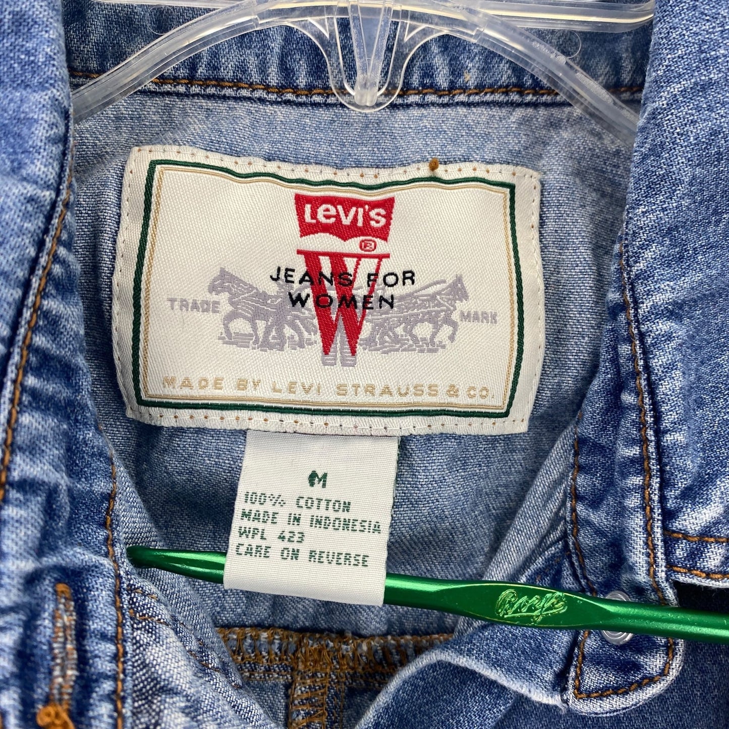 Vtg 90s Levis Womens M Denim Sleeveless Top Metal Logo Buttons Pockets White Tab